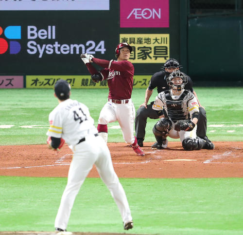 ソフトバンク対楽天　2回表楽天2死、茂木栄五郎は左越えに同点本塁打を放つ（撮影・梅根麻紀）