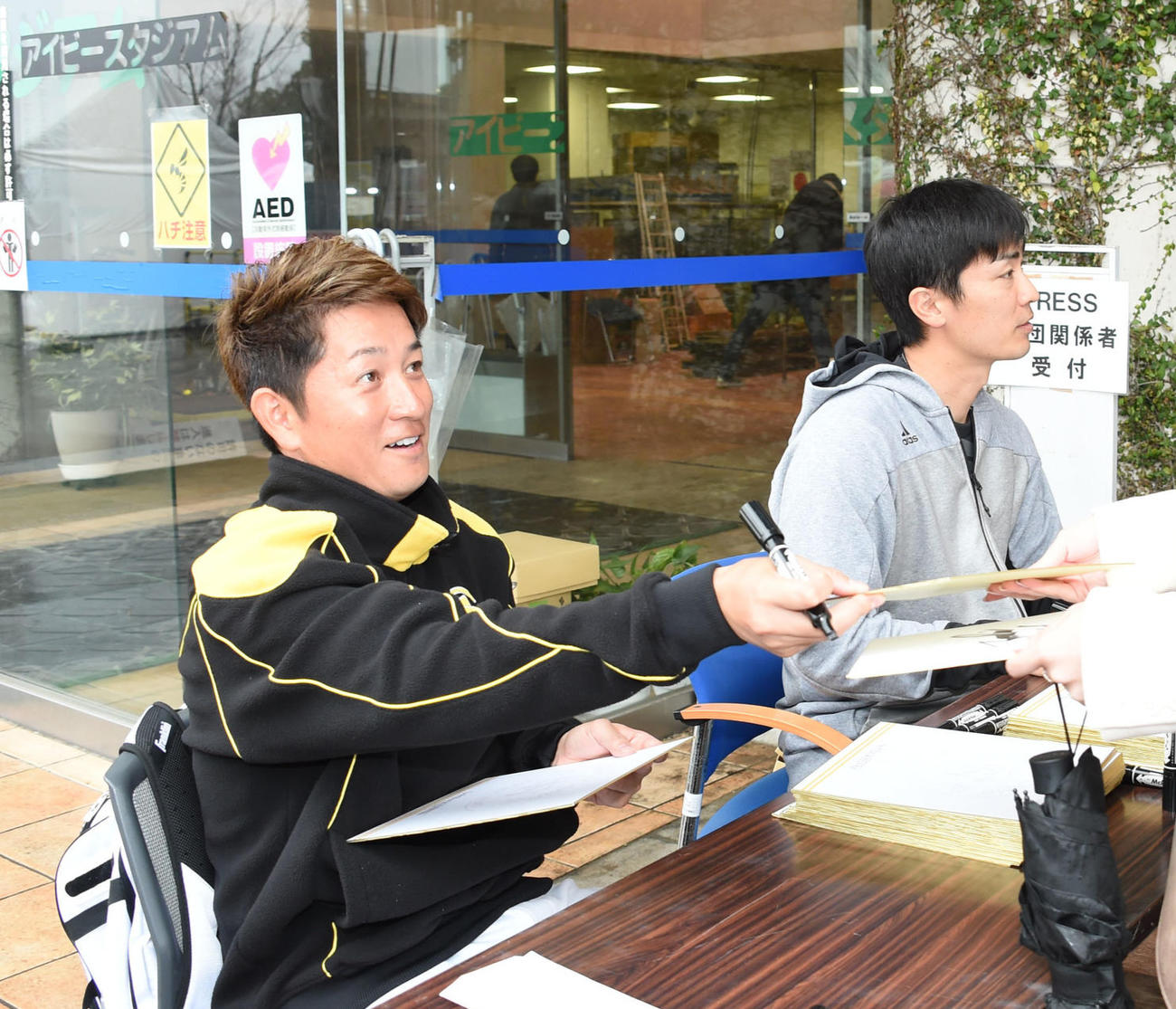 ファンサービスでサイン会を行うソフトバンク時代の川島慶三（左）と和田毅（2020年2月15日撮影）