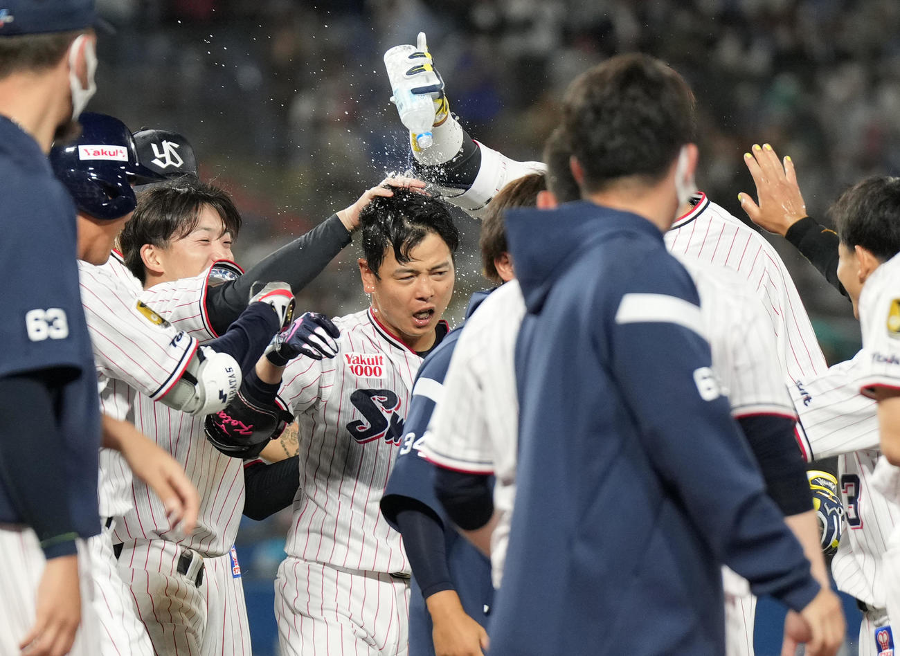 ヤクルト対日本ハム　9回裏ヤクルト無死二、三塁、逆転サヨナラの3点本塁打を放ち、手荒い祝福を受ける山崎（撮影・菅敏）