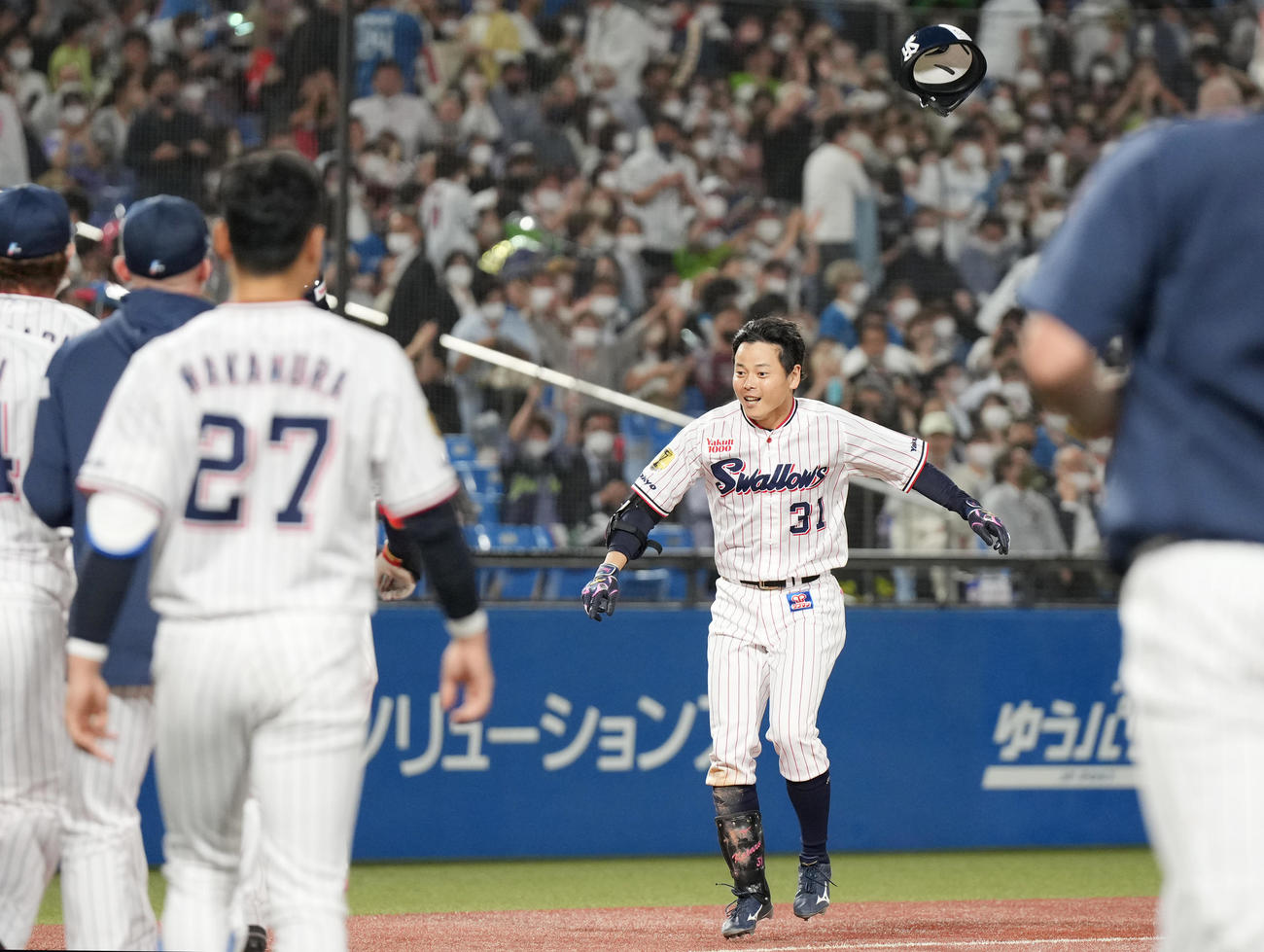 ヤクルト対日本ハム　9回裏ヤクルト無死二、三塁、逆転サヨナラの3点本塁打を放ち、ヘルメットを投げ歓喜の輪に入る山崎（撮影・菅敏）