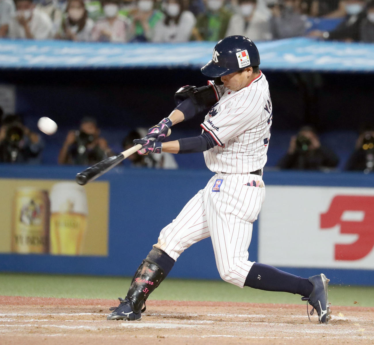 ヤクルト対日本ハム　9回裏ヤクルト無死二、三塁、山崎は右越えに逆転サヨナラ3点本塁打を放つ（撮影・佐藤翔太）