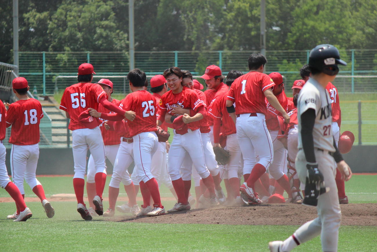 入れ替え戦3回戦　1部初昇格を果たし喜ぶ大阪電通大ナイン（撮影・柏原誠）