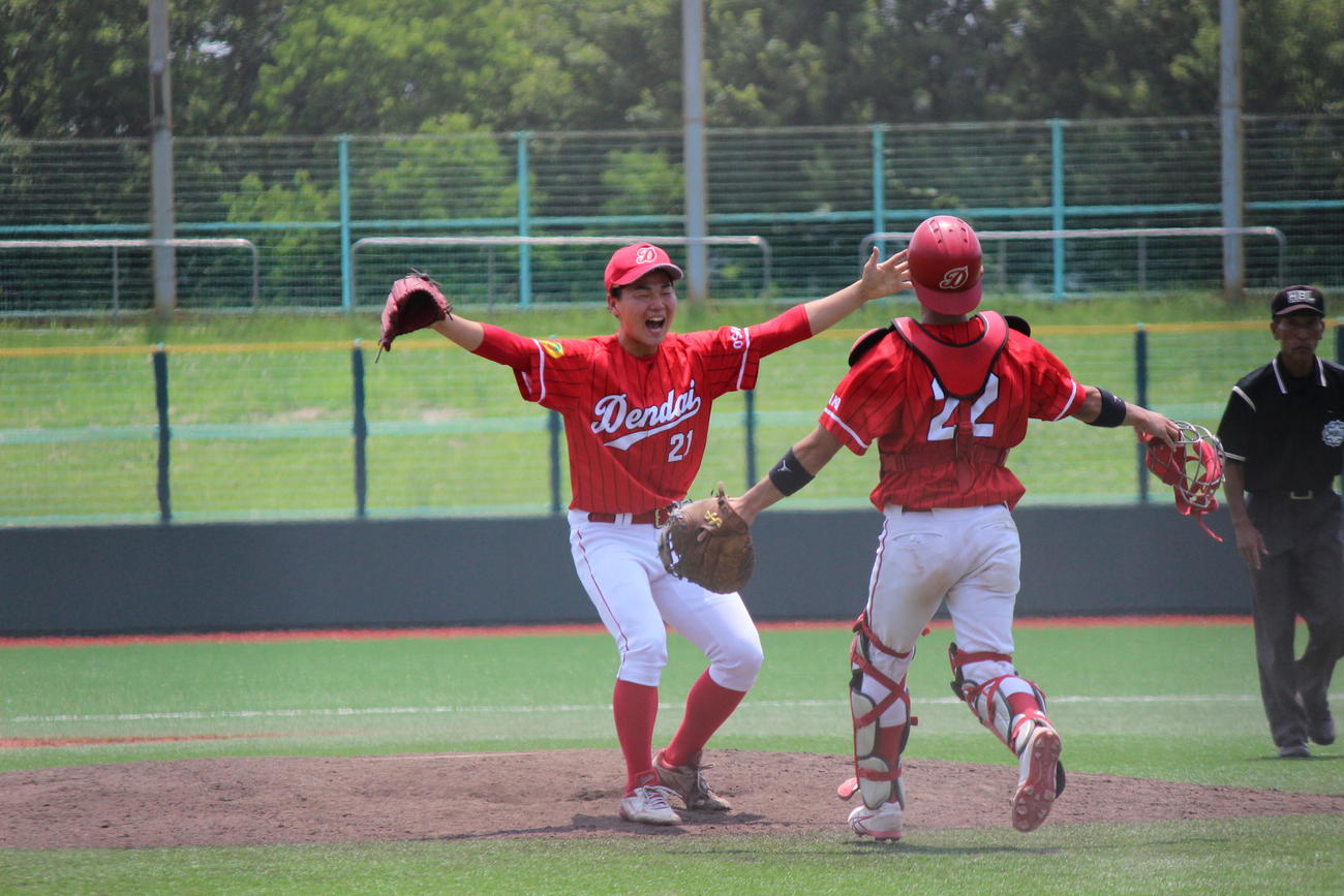 入れ替え戦3回戦　1部初昇格を果たし喜ぶ大阪電通大・江本（撮影・柏原誠）