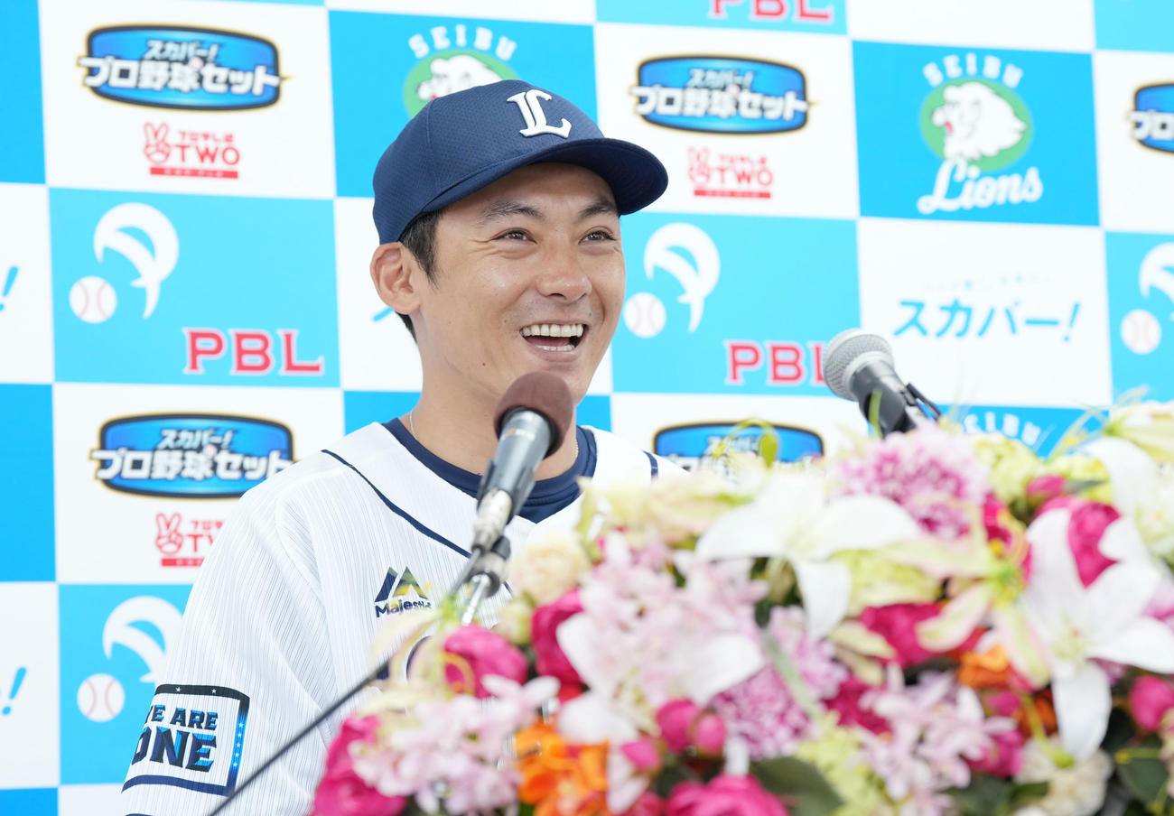 5月度「スカパー!サヨナラ賞」に選ばれ、会見で笑顔を見せる西武栗山（撮影・菅敏）