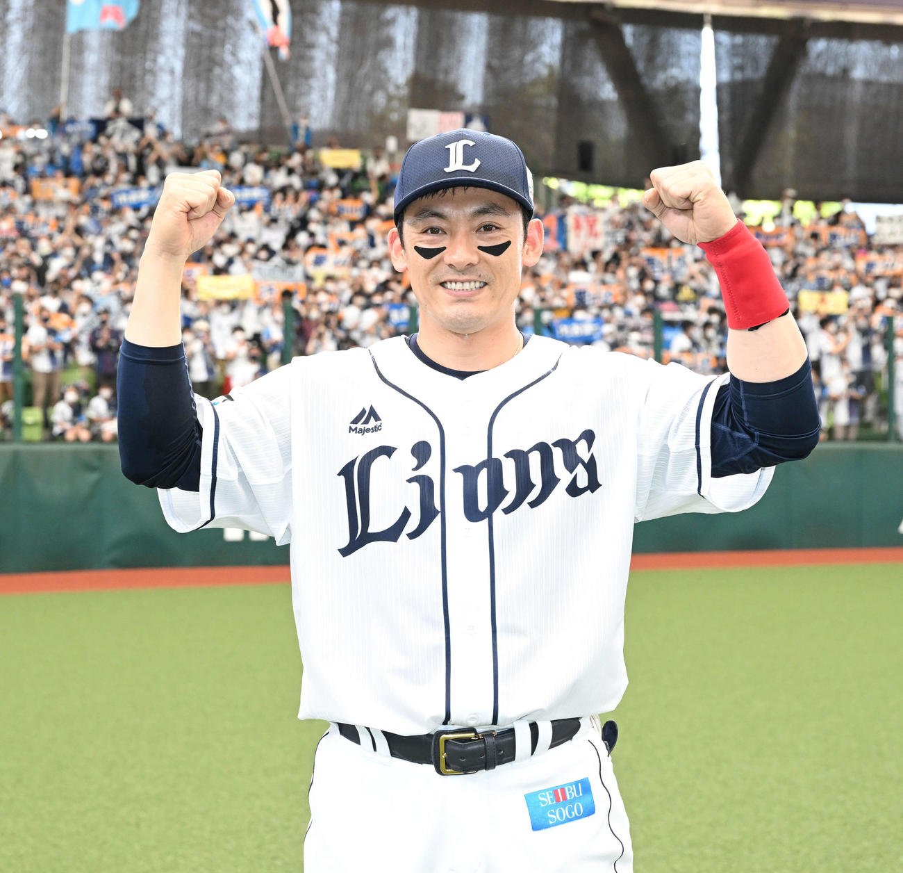 5月29日DeNA戦でヒーローインタビューを終えファンを背にポーズを決める西武栗山