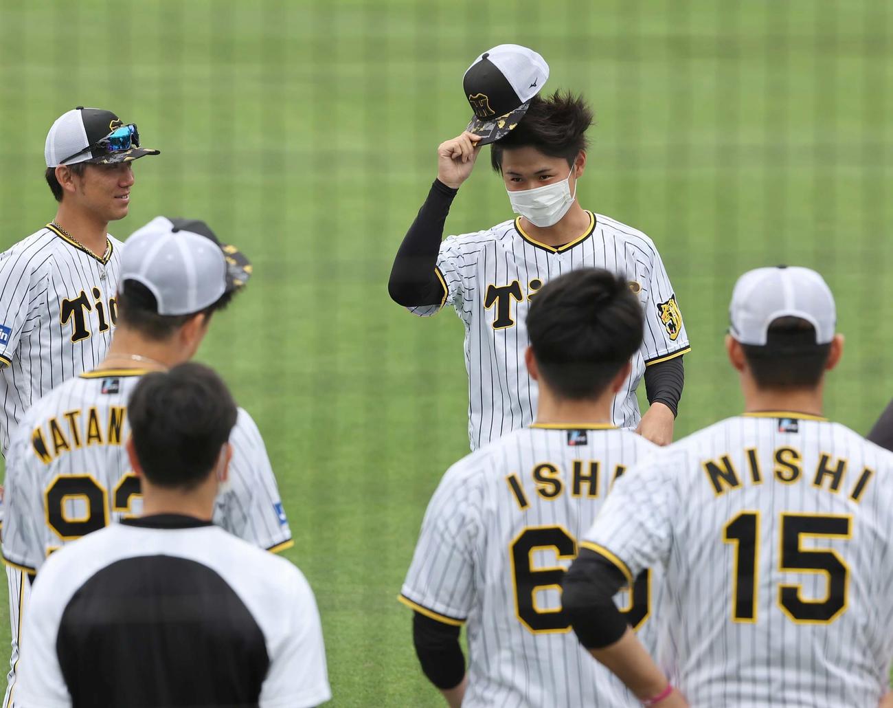浜地（右から3人目）は1軍合流のあいさつをする（2022年6月16日撮影）