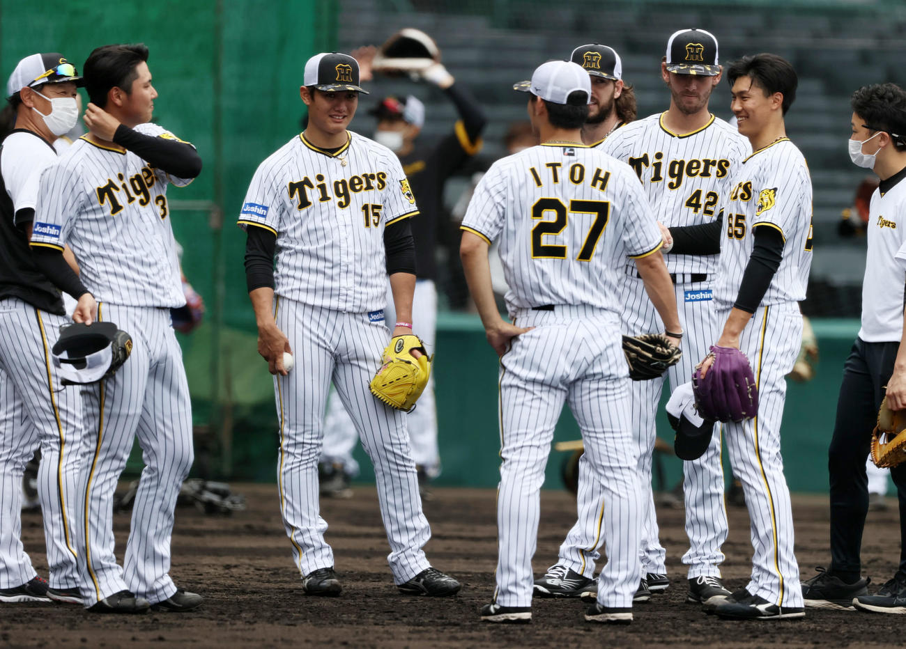 投内連係プレーの練習を終えて話し合う、左から、浜地、西純、伊藤将、ウィルカーソン、ケラー、湯浅（2022年6月16日撮影）