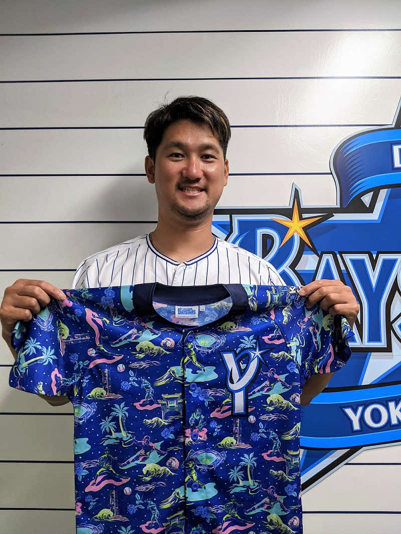ユニホームを手に笑顔のDeNA三上（球団提供）