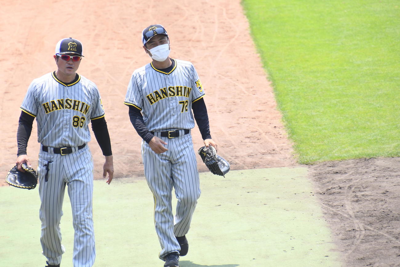 ウエスタンリーグ、オリックス戦の試合前練習を終えた阪神江草2軍投手コーチ（右）は安藤コーチと引き揚げる（撮影・中野椋）