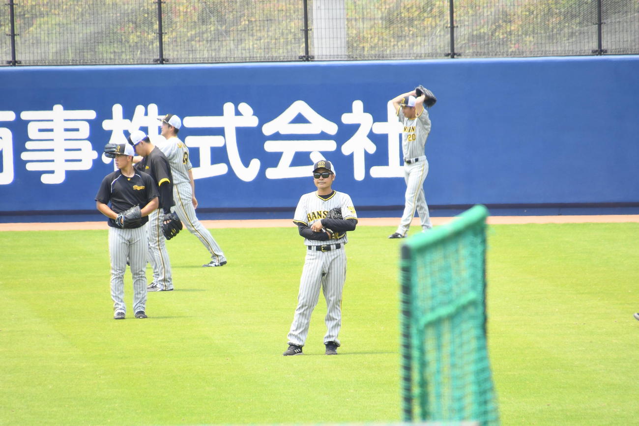 ウエスタンリーグ、オリックス戦の試合前練習を見守る阪神江草2軍投手コーチ（撮影・中野椋）