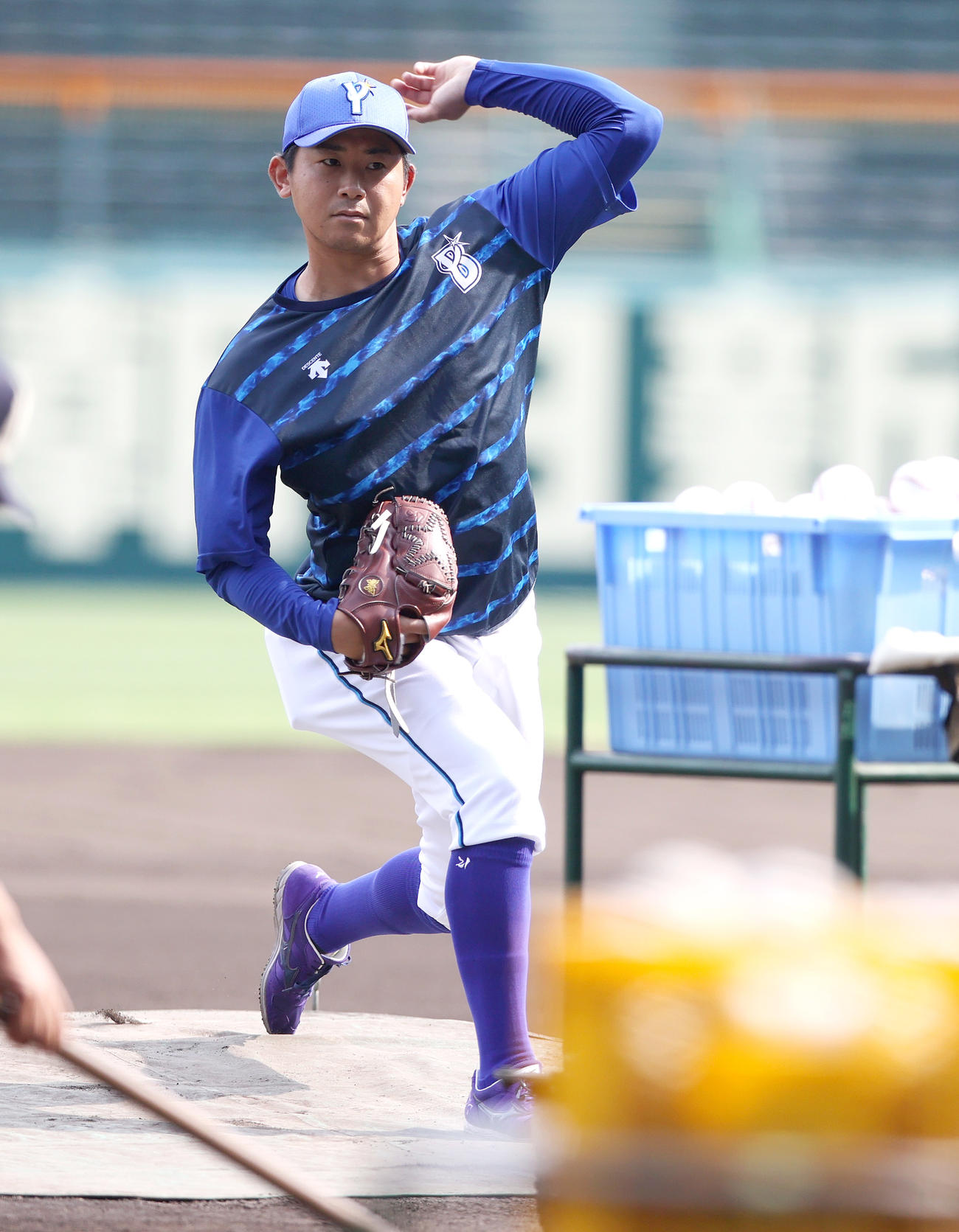 阪神対DeNA　試合前、甲子園のマウンドを確かめるDeNA今永（撮影・上山淳一）