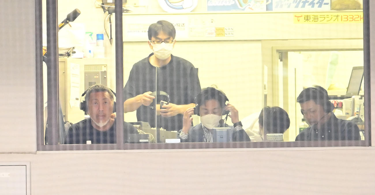 中日対巨人　ラジオ放送のゲストで来場した清原氏（左）右は谷繁氏（撮影・森本幸一）