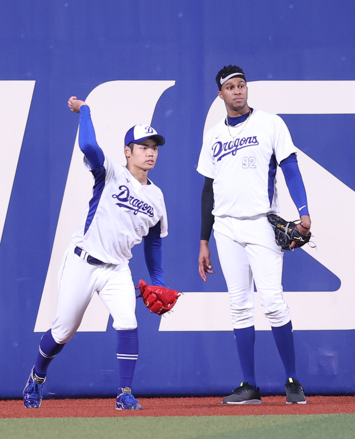中日対巨人　試合前、投手練習をする根尾（左）。右はR・マルティネス（撮影・狩俣裕三）