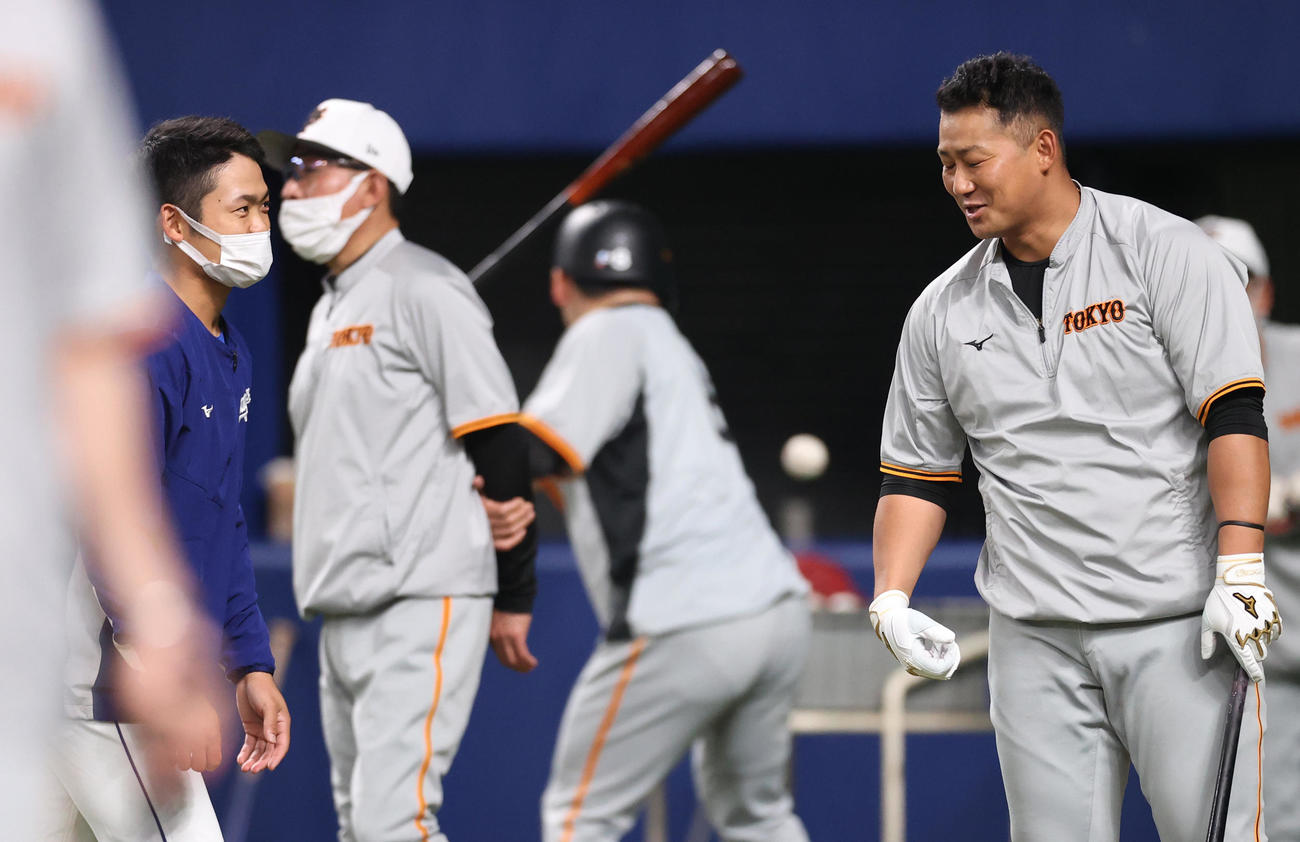 中日対巨人　試合前、中田（右）にあいさつする根尾（撮影・狩俣裕三）