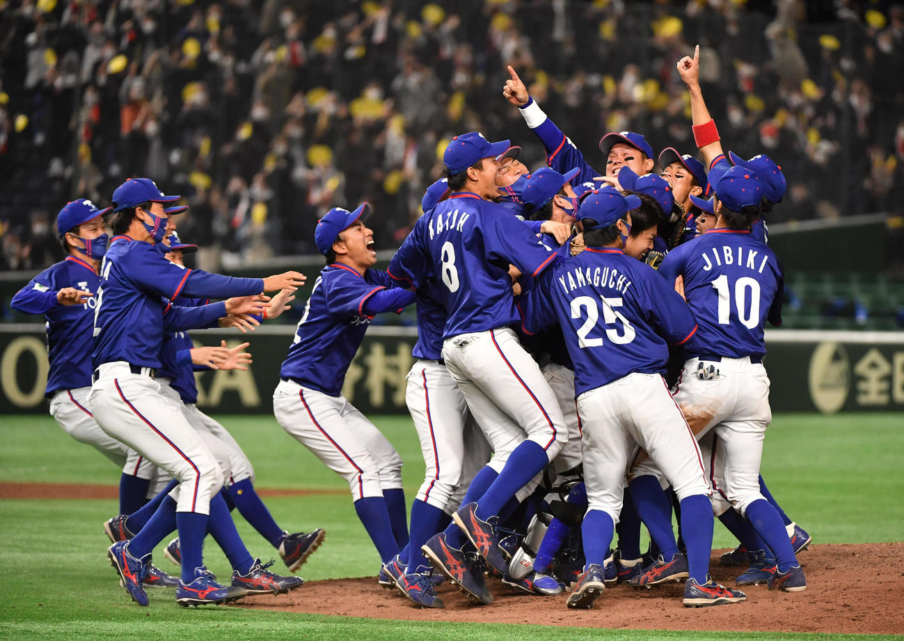 2021年12月　ホンダ熊本対東京ガス　優勝し歓喜する東京ガスナイン（撮影・柴田隆二）
