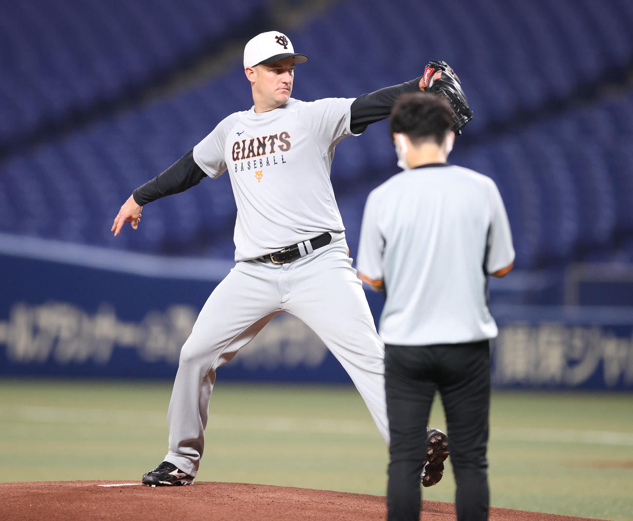 中日対巨人　試合前、マウンドをチェックするアンドリース（撮影・狩俣裕三）