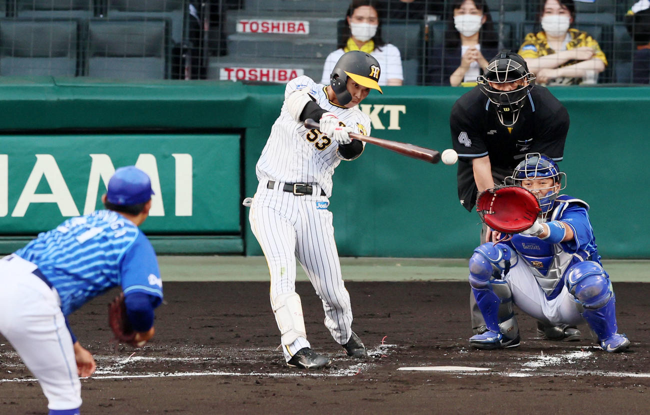 阪神対DeNA 1回裏阪神無死、島田は中前打を放つ。投手は今永（撮影・加藤哉）