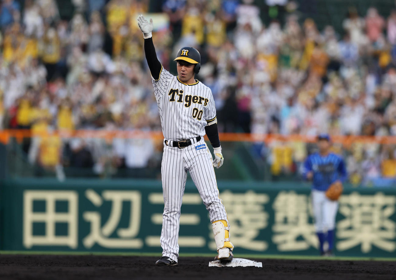 阪神対DeNA 1回裏阪神2死一、二塁、山本は左越え2点適時二塁打を放ちベンチへポーズ（撮影・上山淳一）