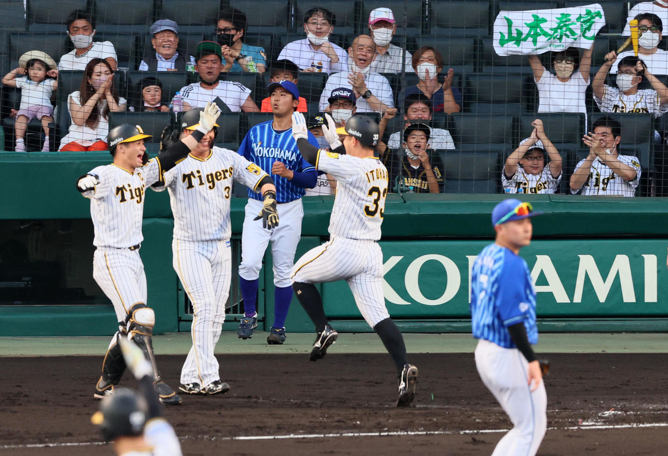 阪神対DeNA 1回裏阪神2死一、二塁、今永は山本に左越え適時二塁打を打たれ失点する（撮影・加藤哉）