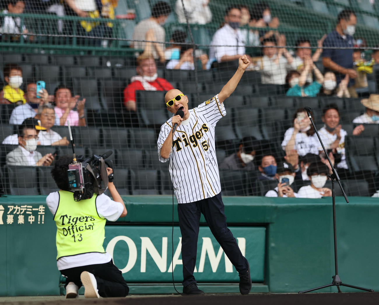 阪神対DeNA　試合前、熱唱するサンプラザ中野くん（撮影・上山淳一）