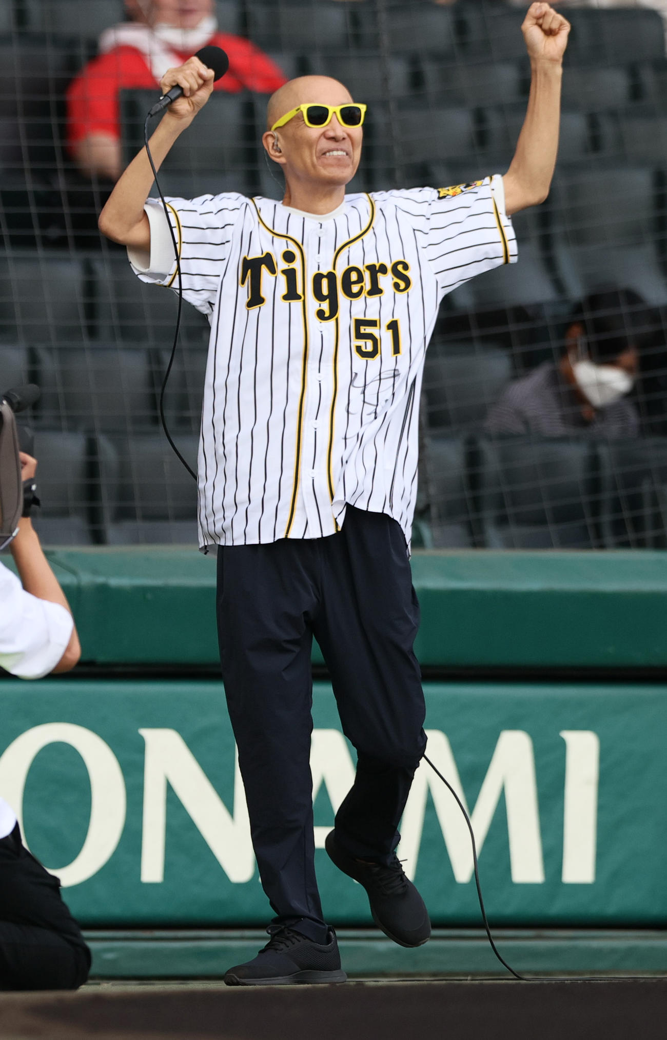 阪神対DeNA　試合前、熱唱するサンプラザ中野くん（撮影・上山淳一）
