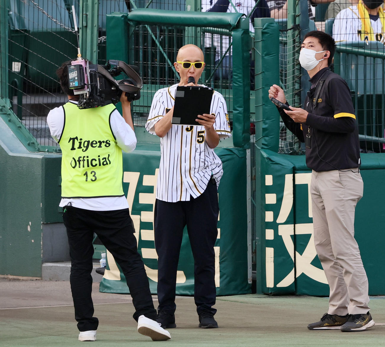 阪神対DeNA　選手紹介するサンプラザ中野くん（撮影・加藤哉）