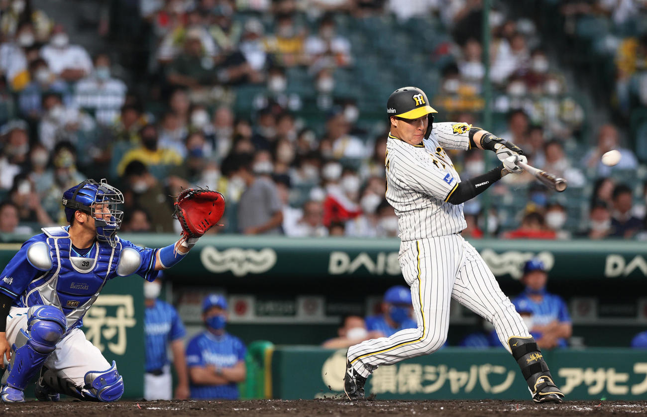 阪神対DeNA 3回裏阪神2死、大山は左越え本塁打を放つ（撮影・上山淳一）