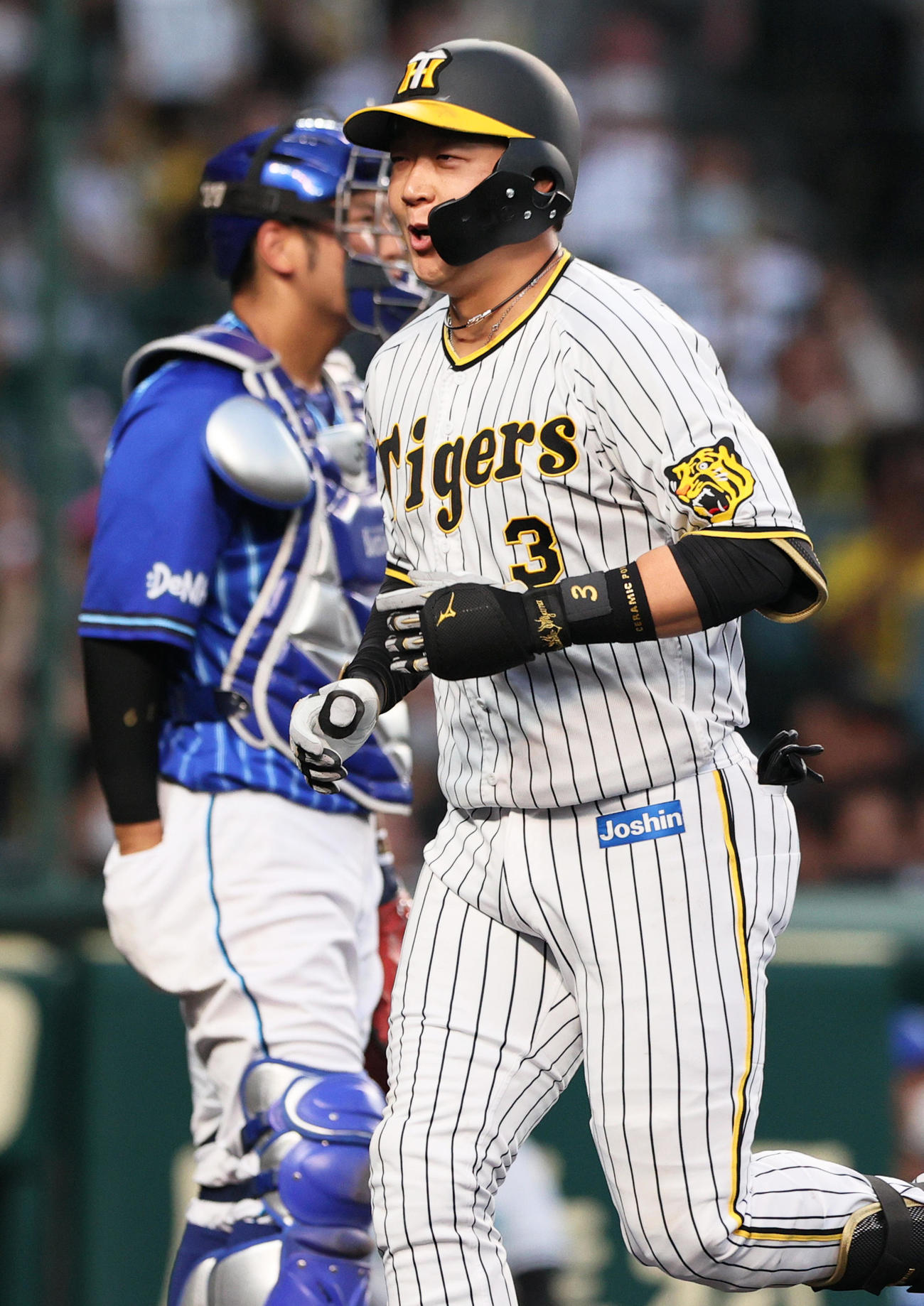 阪神対DeNA 3回裏阪神2死、大山（手前）は左越え本塁打を放ち生還する（撮影・上山淳一）