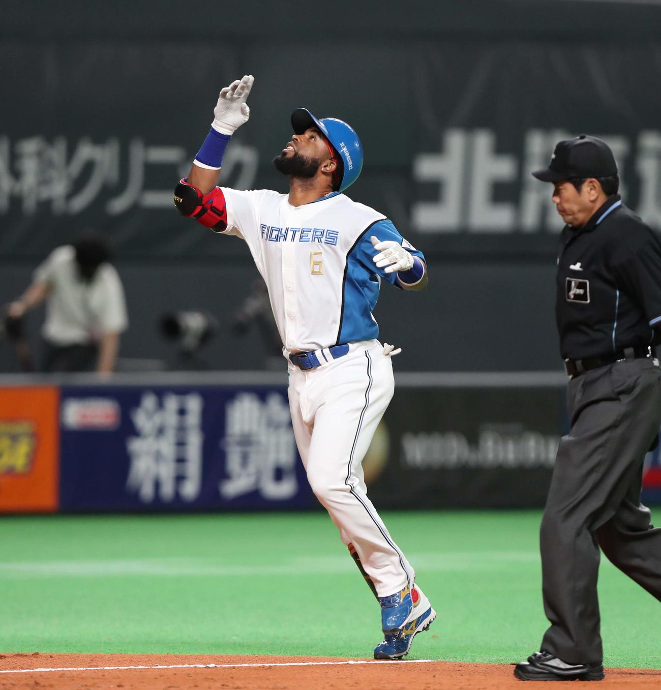 日本ハム対ロッテ　2回裏日本ハム無死、右越え本塁打を放ちポーズをとって生還するアルカンタラ（撮影・黒川智章）