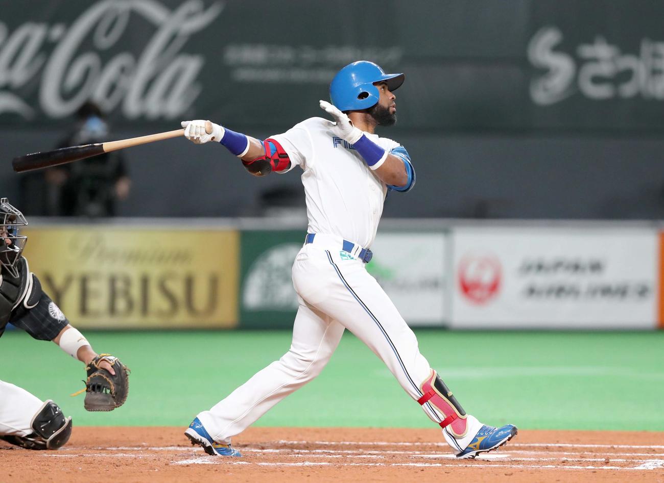 日本ハム対ロッテ　2回裏日本ハム無死、右越え本塁打を放つアルカンタラ（撮影・黒川智章）