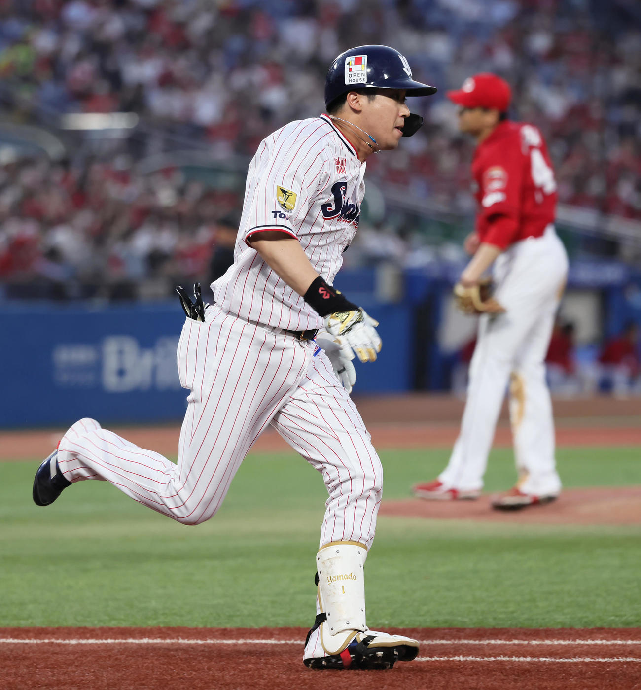 ヤクルト対広島3回裏ヤクルト1死二、三塁、山田は左2点適時二塁打を放つ。後方は大瀬良（撮影・足立雅史）