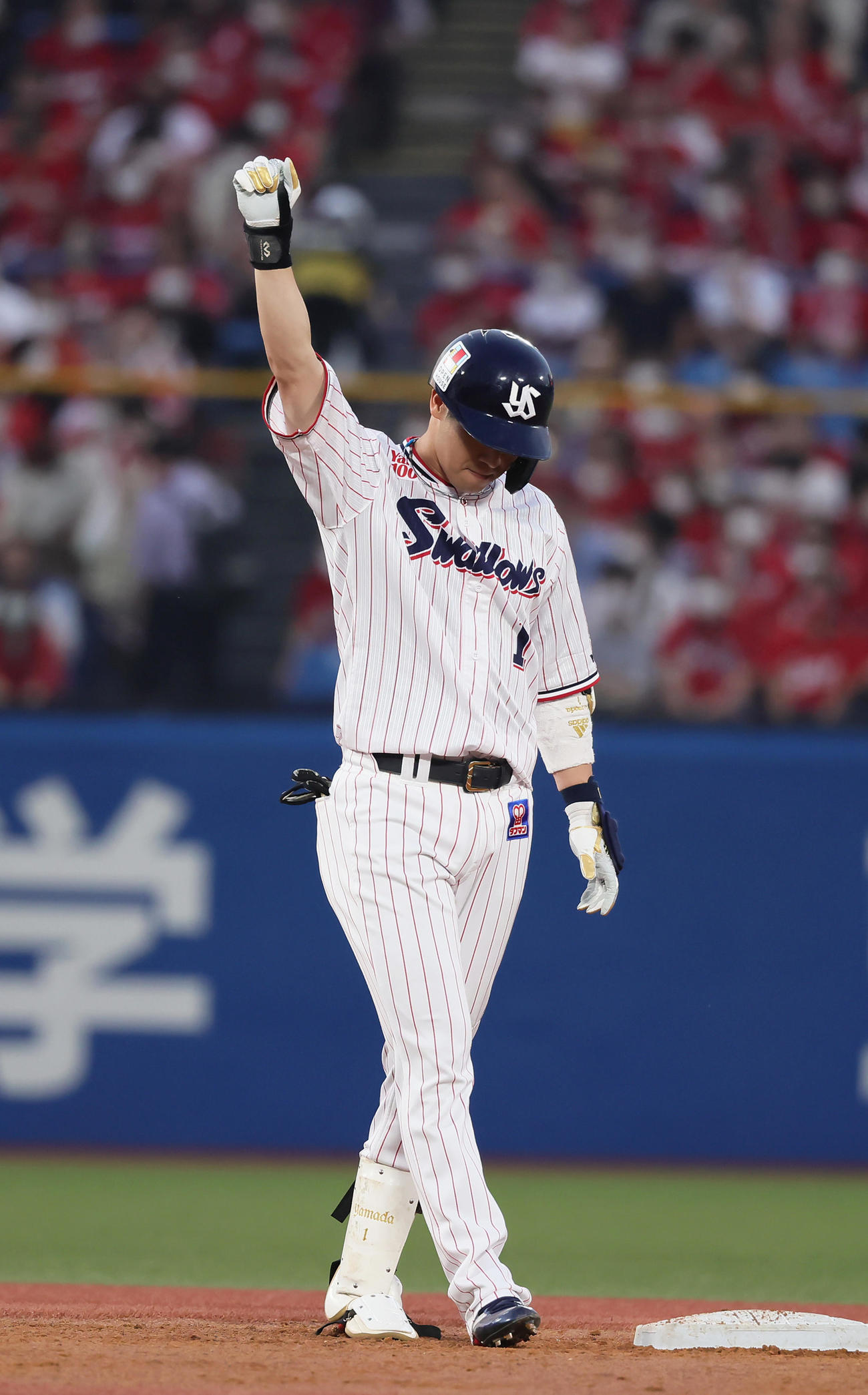 ヤクルト対広島3回裏ヤクルト1死二、三塁、山田は左2点適時二塁打を放ちポーズを決める（撮影・足立雅史）