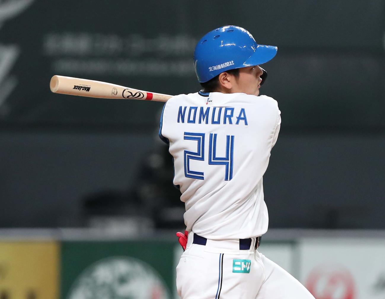 日本ハム対ロッテ　1回裏日本ハム2死一、三塁、左前適時打を放つ野村（撮影・黒川智章）