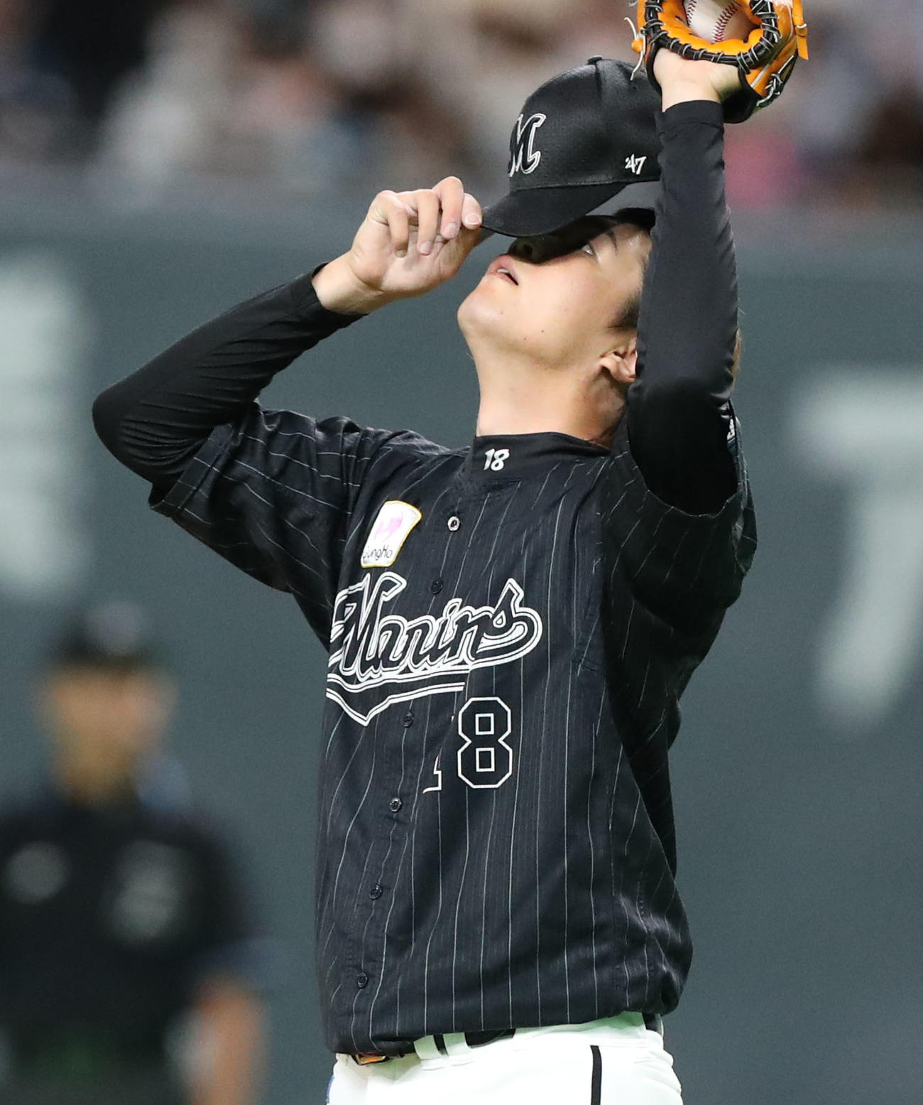 日本ハム対ロッテ　1回裏日本ハム2死満塁、ヌニエスに押し出しとなる四球を与え天を仰ぐ二木（撮影・佐藤翔太）