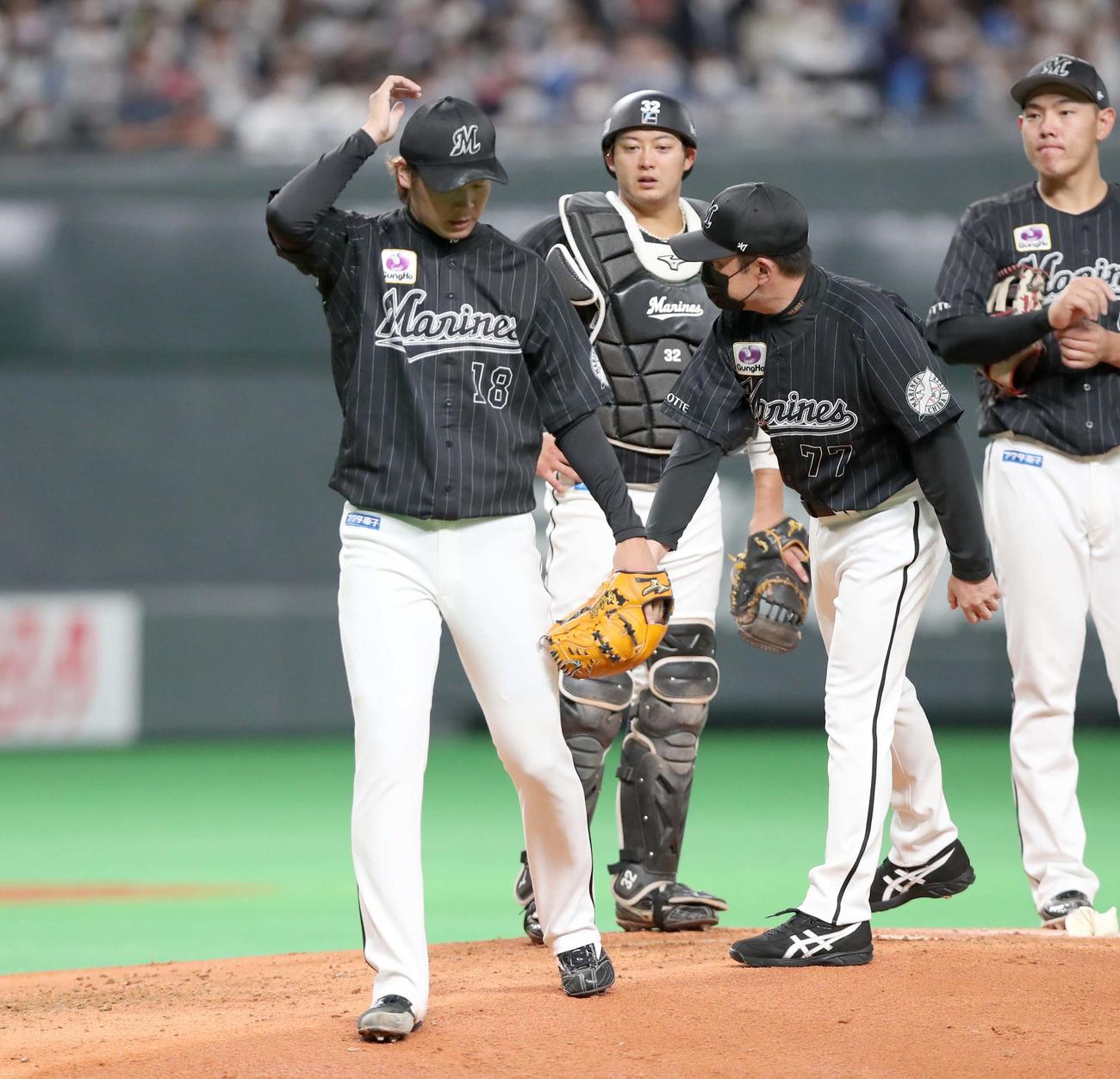 日本ハム対ロッテ　4回裏、途中降板する二木（撮影・黒川智章）