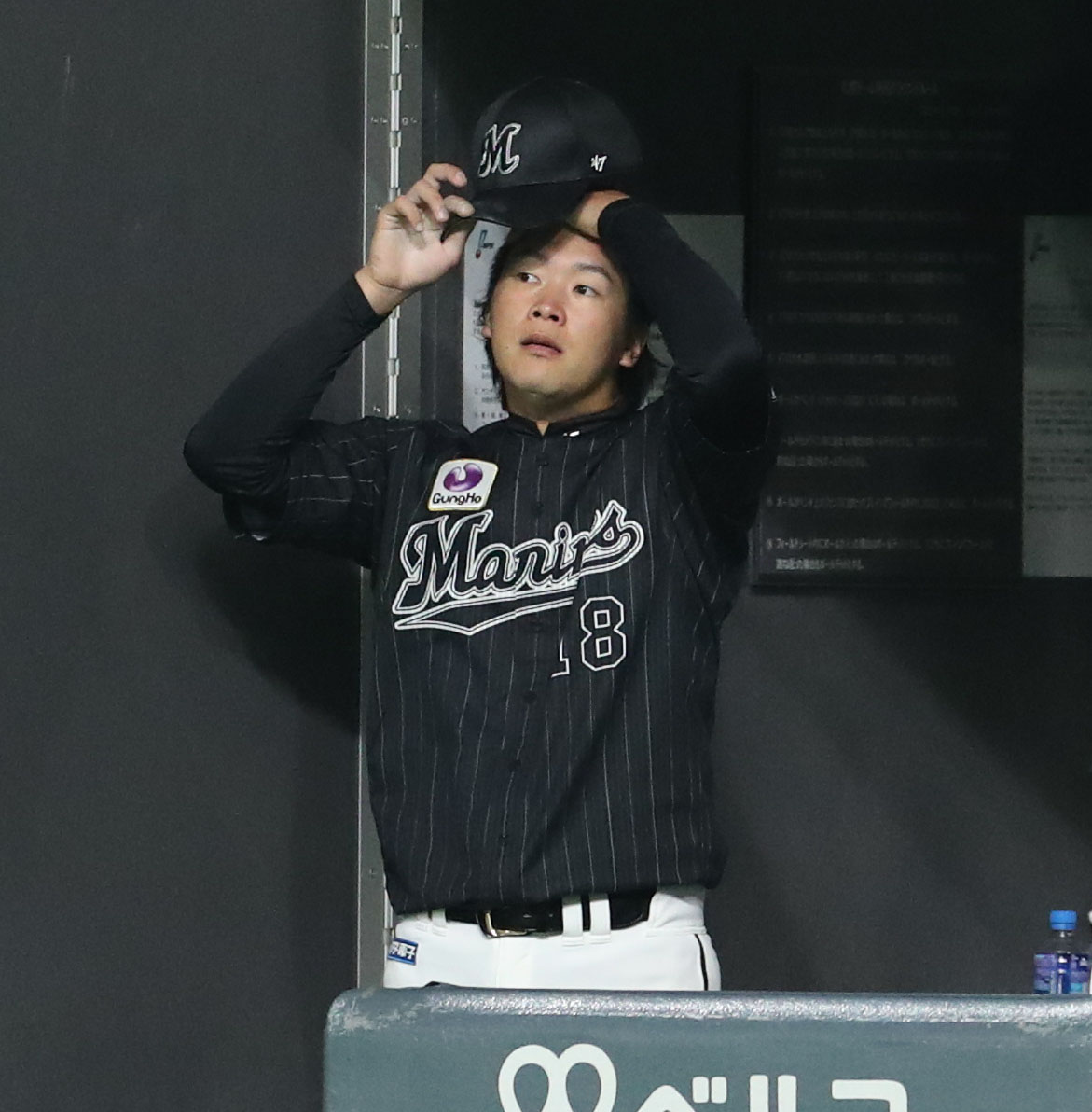 日本ハム対ロッテ　4回途中で降板しベンチから試合を見つめるロッテ二木（撮影・佐藤翔太）