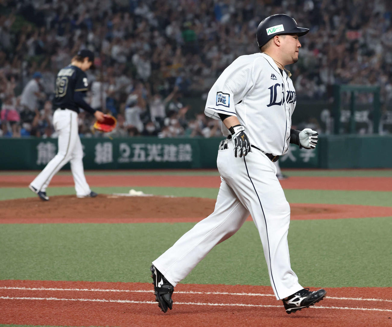 西武対オリックス　6回裏西武1死、山川は山岡（後方）から左越えに本塁打を放つ（撮影・丹羽敏通）