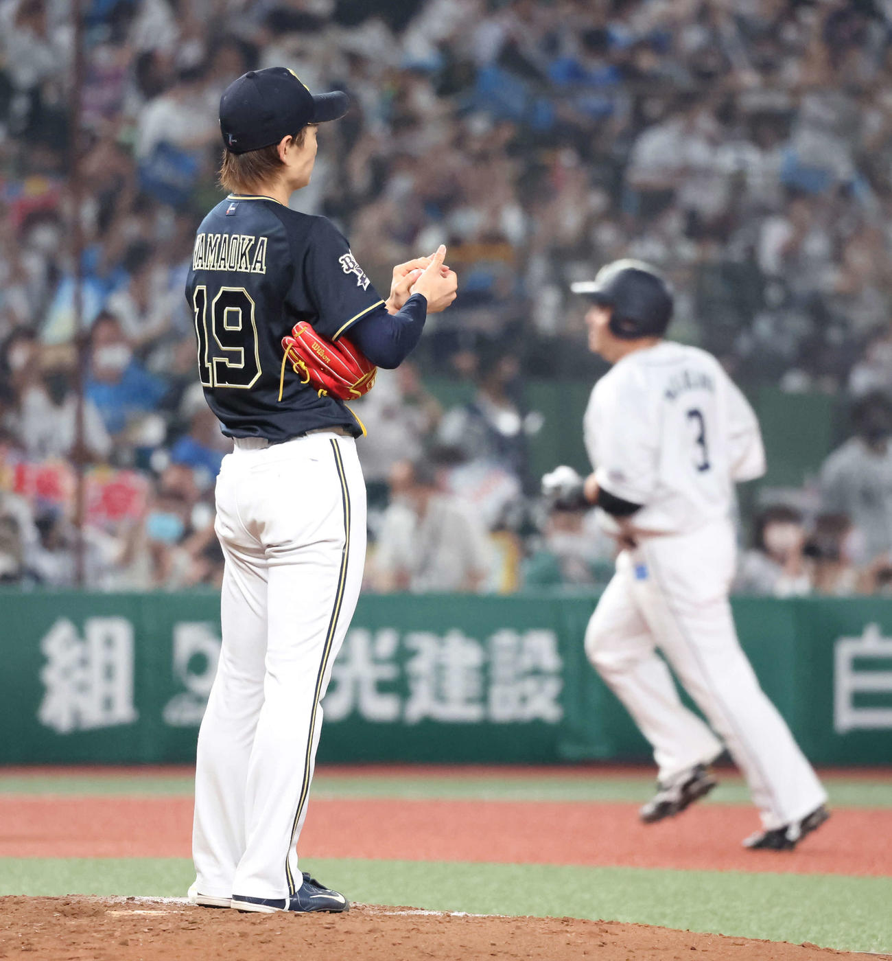 西武対オリックス　6回裏西武1死、山川に本塁打を打たれたオリックス先発山岡（撮影・丹羽敏通）