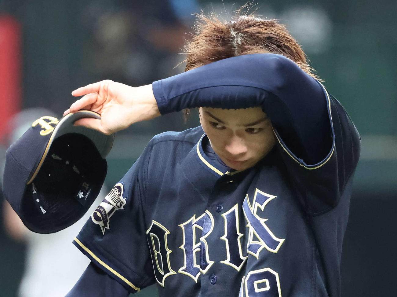 西武対オリックス　4回、2点の先制を許してベンチへ戻るオリックス先発山岡（撮影・丹羽敏通）