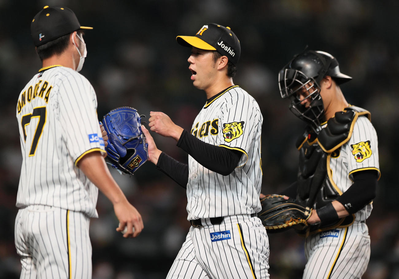 阪神対DeNA　阪神青柳（中央）は5回を終えベンチへ引き揚げる（撮影・上山淳一）