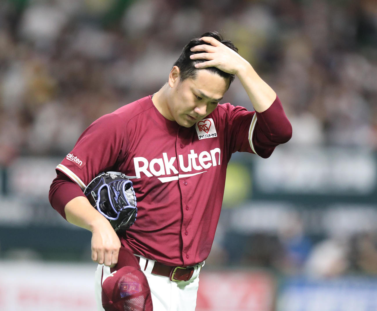 ソフトバンク対楽天　3回裏を投げ終え、悔しげな表情でベンチに戻る田中将（撮影・屋方直哉）