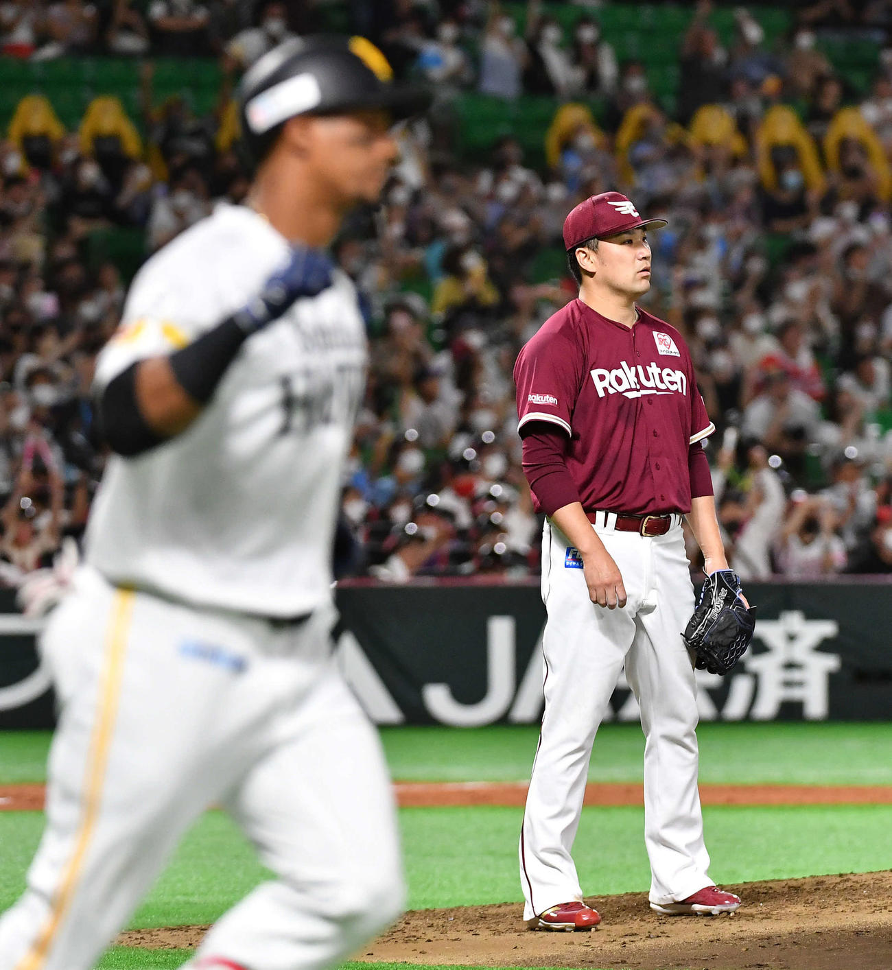 ソフトバンク対楽天　3回裏ソフトバンク1死、グラシアル（左）に右越え本塁打を打たれた田中将（撮影・岩下翔太）
