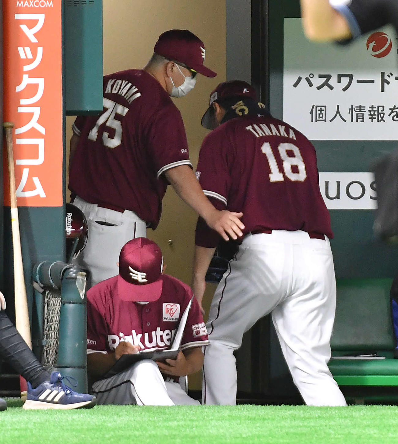 ソフトバンク対楽天　6回表楽天の攻撃終了後、降板となった田中将（右）はベンチ裏へ引き揚げる。左は小山コーチ（撮影・岩下翔太）