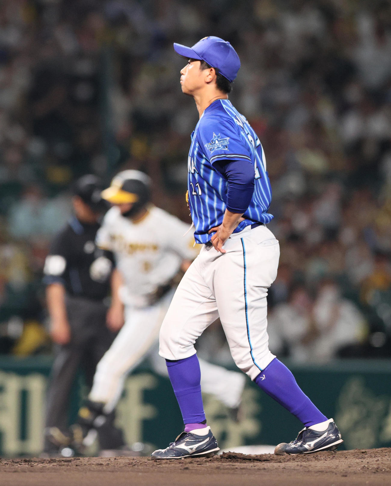 阪神対DeNA 6回裏阪神無死、今永（手前）は大山に左越え本塁打を浴びる（撮影・上山淳一）