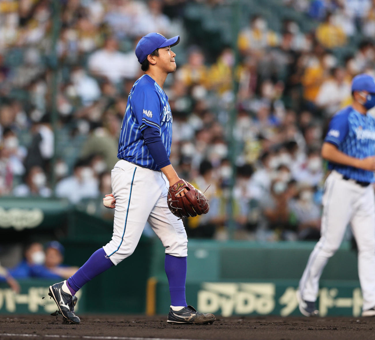 阪神対DeNA 1回裏阪神2死一、二塁、今永（手前）は山本に左越え2点適時二塁打を浴びる（撮影・上山淳一）