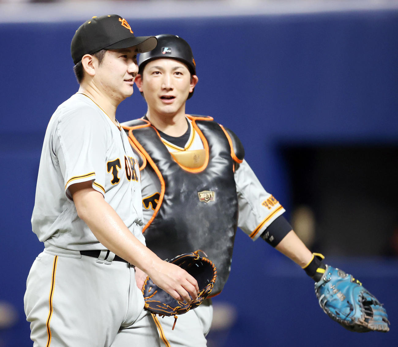 中日対巨人　7回裏を終え、話をしながらベンチに戻る巨人先発の菅野（左）と小林（撮影・狩俣裕三）