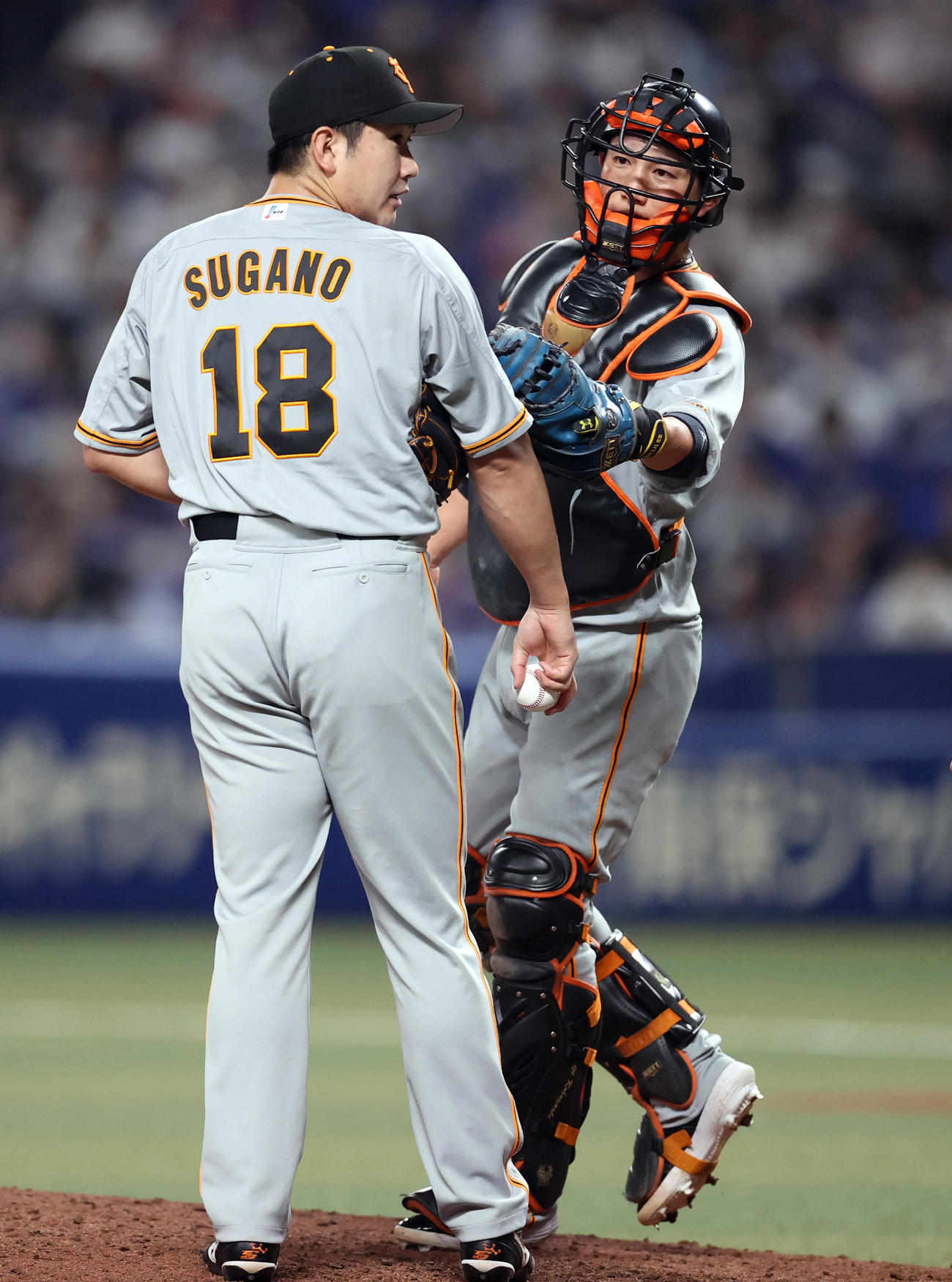中日対巨人　6回裏、マウンドで話をする巨人先発の菅野（左）と小林（撮影・狩俣裕三）