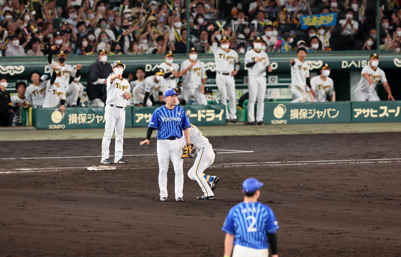 阪神対DeNA 7回裏阪神2死二塁、近本は中前適時打を放ち走塁妨害にあう（撮影・加藤哉）