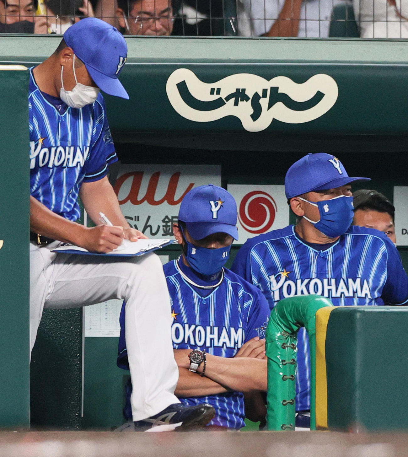阪神対DeNA 7回、DeNA三浦監督（中央）はベンチで考え込む（撮影・上山淳一）
