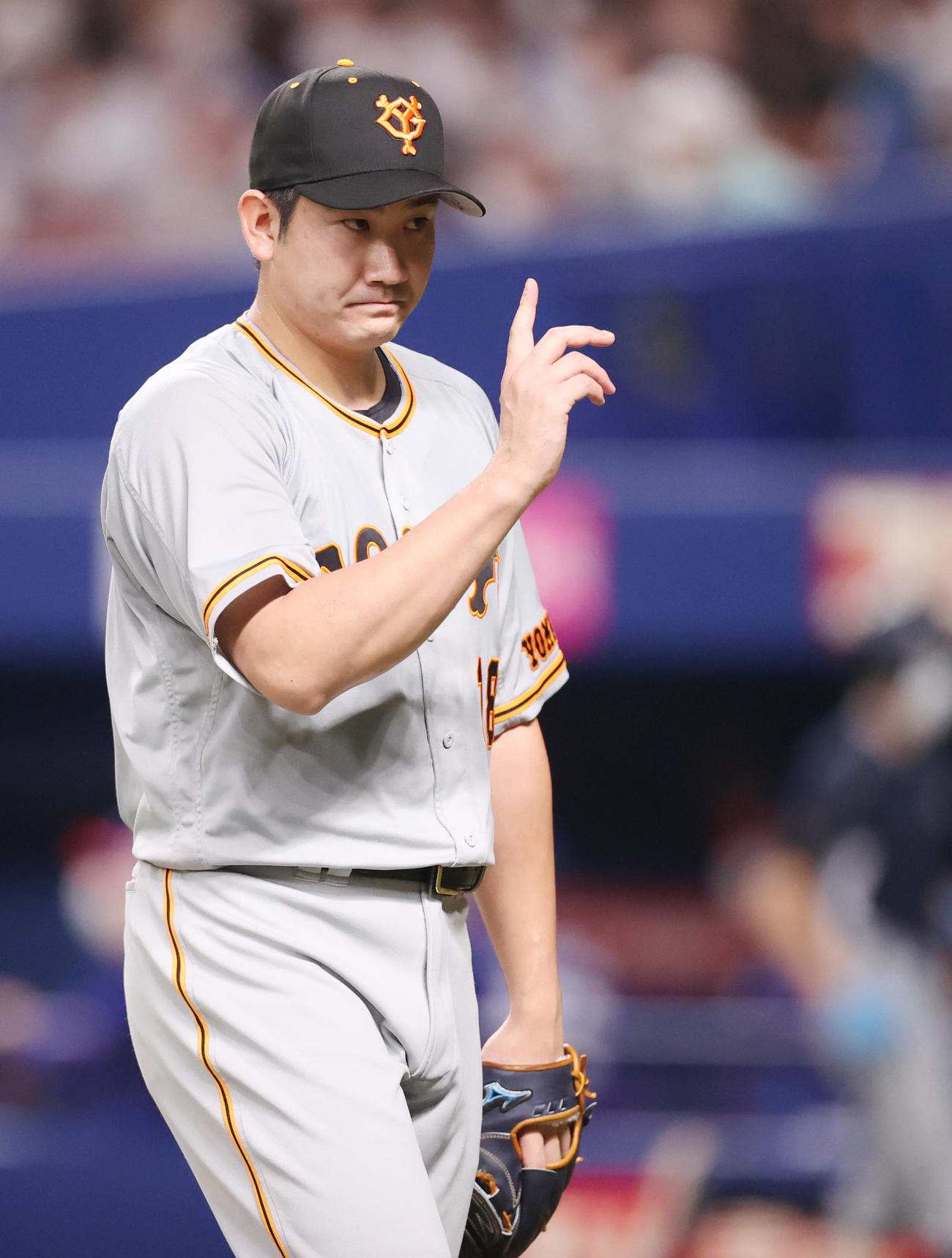 中日対巨人　3回裏を抑え、ベンチのチームメートとアイコンタクトする菅野（撮影・狩俣裕三）